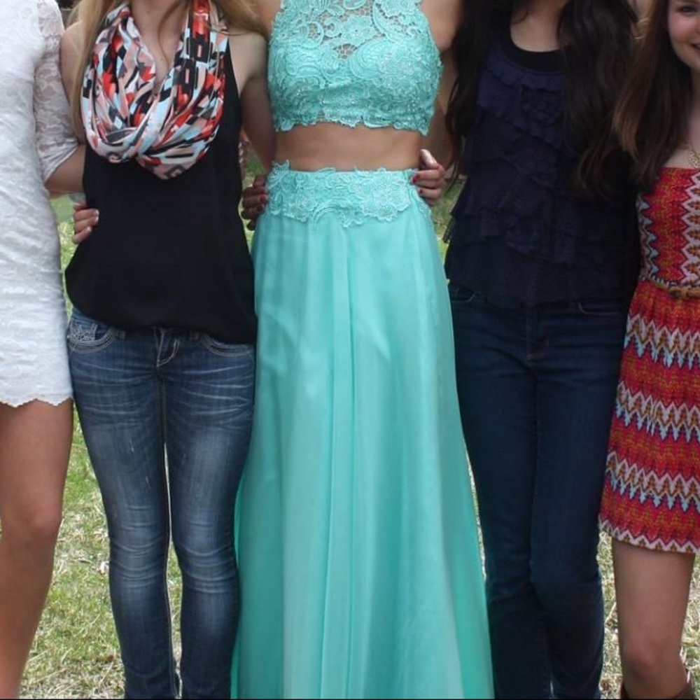 PROM DRESS - Picture 3 of 7